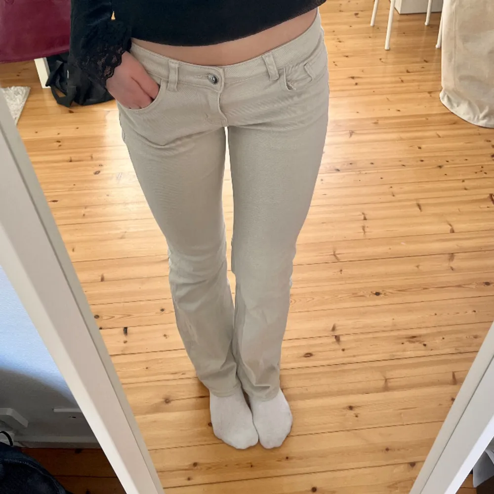 Jättefina låga bootcut jeans endast använda några gånger, passar i längden på mig som är 170❣️Skriv vid funderingar!. Jeans & Byxor.