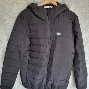 Lacoste jacka - Tja säljer min Lacoste jacka som är perfekt nu för våren säljes då jag köpt ny jacka. I skick som ny