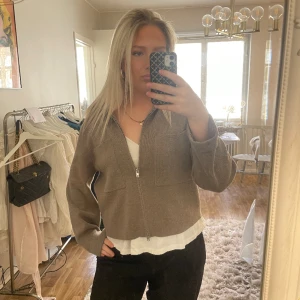 Åhlens kofta - Säljer denna väldigt fina och populära Åhlens koftan i storlek M i en beige färg🤍🤍