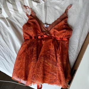 topp - säljer jättesöt topp, perfekt till linnebyxor! sparsamt använd. 💖tryck gärna köp nu!💖