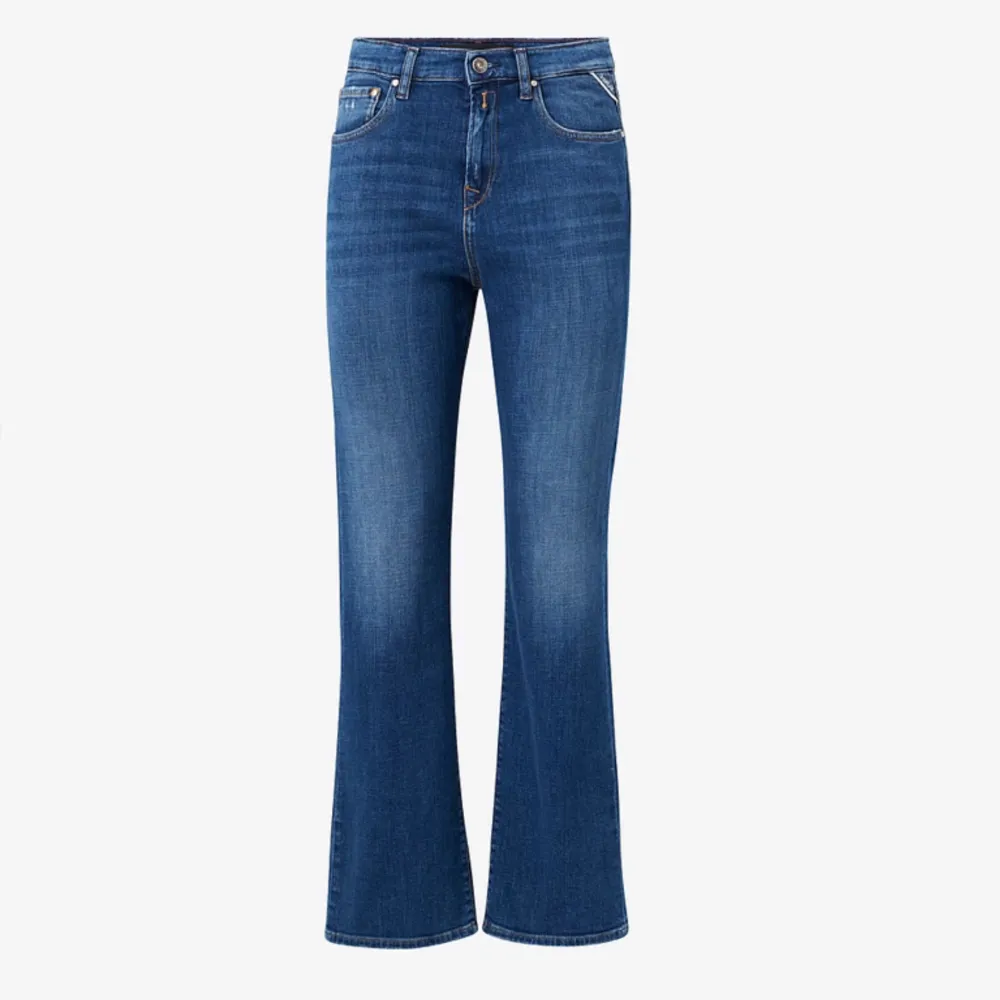 Ett par högmidjade, lite utsvängda jeans från Replay i en mörk tvätt. Använda ett fåtal gånger så de är i nyskick. Storlek W30 vilket motsvarar M. Ordinarie pris 1599kr. . Jeans & Byxor.