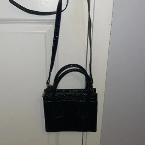 En svart väska - Säljer en svart liten väska, knappt använd🩷