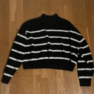Stickad tröja - Från H&m. Använd några gånger bara! Liten i storleken.🖤