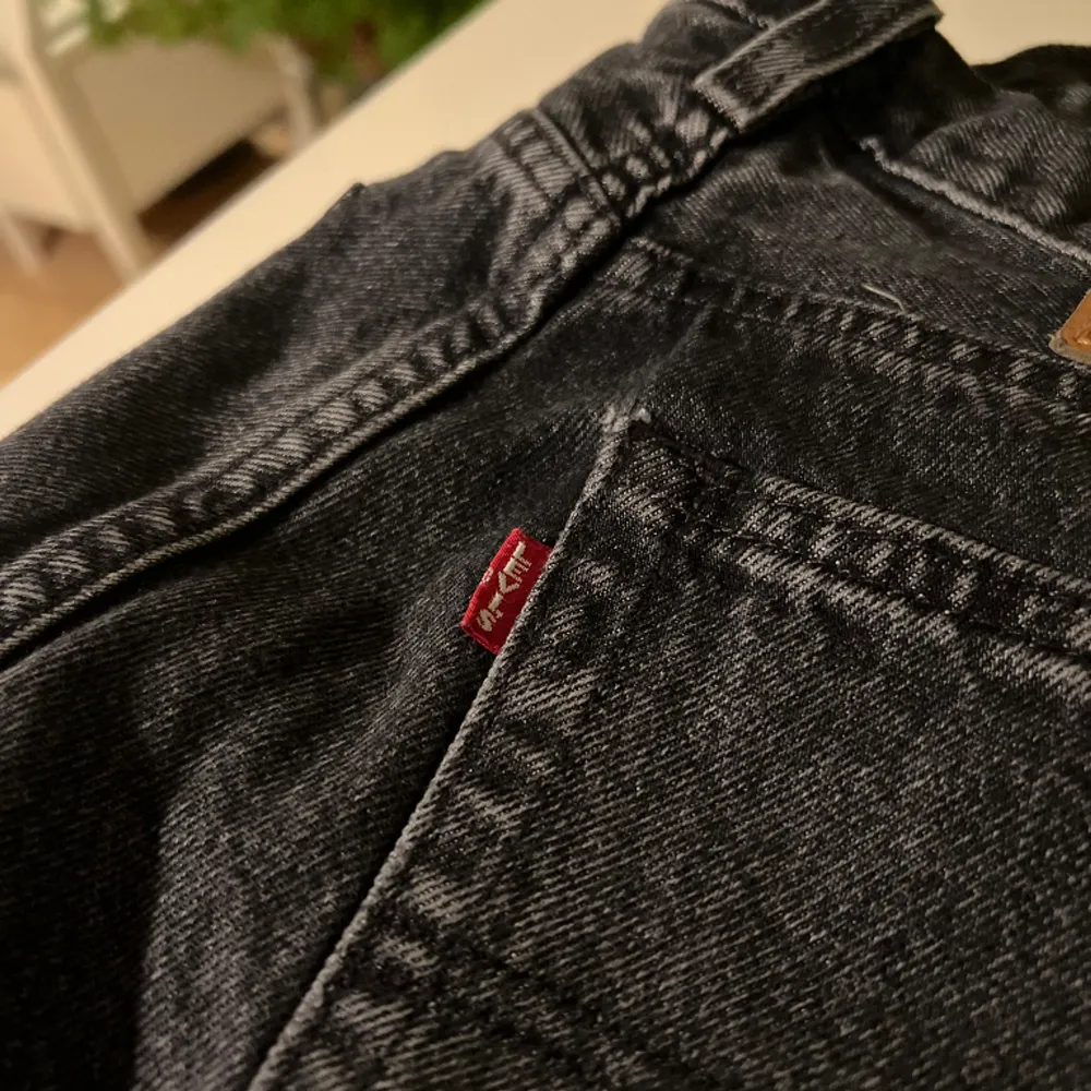 Säljer ett par HELT nya Levis 551 jeans Riktigt snygga och passar till det mesta! . Jeans & Byxor.