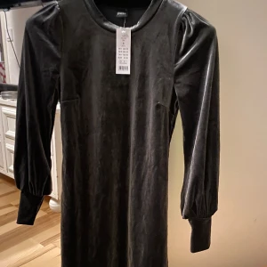 Kort klänning Gina tricot  - Aldrig använd. 