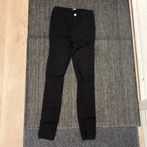 Svarta byxor  - Inga fickor, bara helt neutrala med gylf och en knapp fram! Skulle må bra av att strykas, annars gott skick