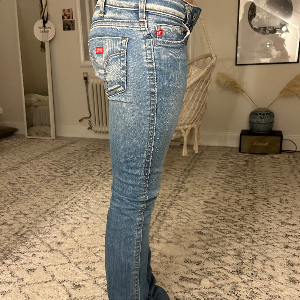 Säljer dessa lågmidjade miss sixty jeans som är super snygga! Kan Inge knäppa dem därav en sådär bild på hur dem ser ut vid midjan, har defekter på baksidan nertill, kom privat för närmare bilder💕. Jeans & Byxor.