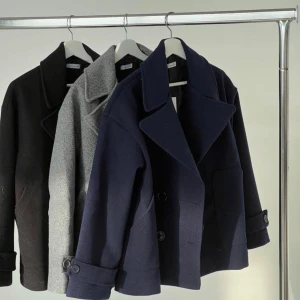 Design by si kappa - Jättefin marinblå kappa som it kommer till användning!☺️ganska använd så den är lite nopprig men annars inget fel