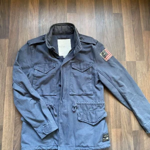 Ralph Lauren Jacka - En riktigt fet Ralph Lauren jacka för bra pris. Passar perfekt till en gammal peng stil. Storlek:S, Nypris: 1799kr, Vårt pris: 899kr💫