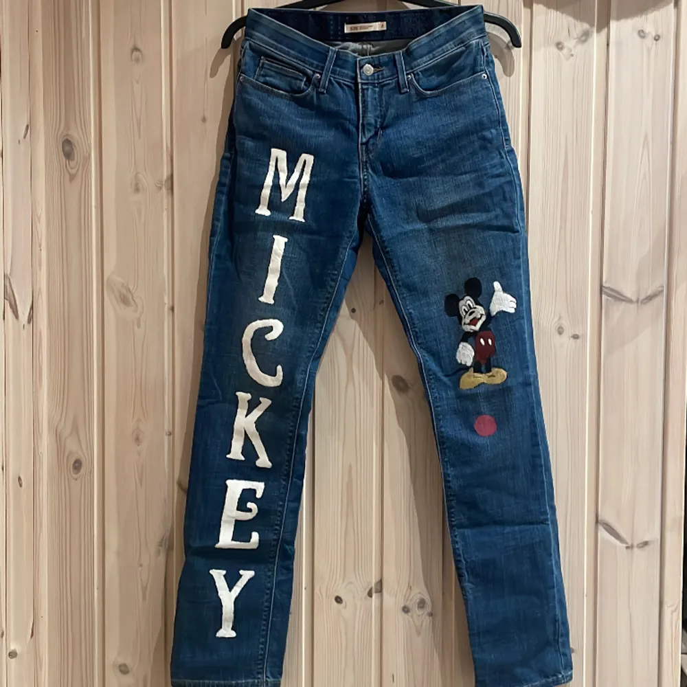 Ett par levis jeans som jag köpte från beyond retro. Den hade mickey mouse på sig när jag köpte dem. Jätte fina! 💙. Jeans & Byxor.