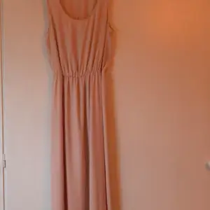 Puderrosa ärmlös klänning, enkel elegant i strl S från HM, öppen rygg 