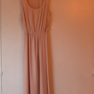 Puderrosa ärmlös klänning, enkel elegant - Puderrosa ärmlös klänning, enkel elegant i strl S från HM, öppen rygg 