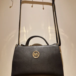 Väska  - Knappt använd som ny. Flera fack. Köparen står för frakten 