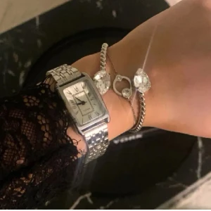 Stilren damklocka - Finns kvar!!! Väldigt elegant Damklocka, helt ny och tillverkad av råstfritt stål som innebär att den inte lätt blir rostig. Hel och ren självklart fullt fungerande