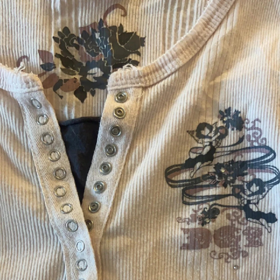 Rosa henley topp med detaljer - 90