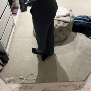 Lågmidjade kostymbyxor  - Skriv privat om ni har några frågor 