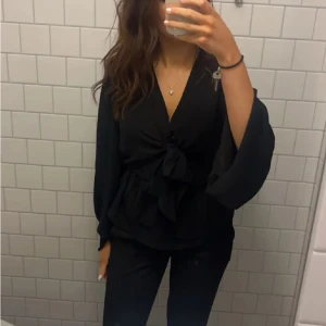 Blus - Lizzie tie front blus från Gina tricot men knytning fram till i storlek 38 men sitter som S