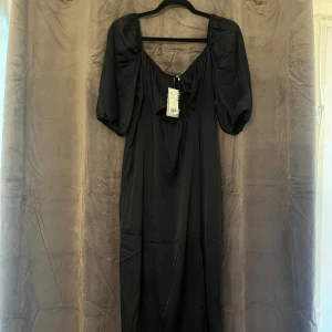 Klänning  - Lång klänning funkar bra till fester/utekvällar.  Köpt för 349kr 