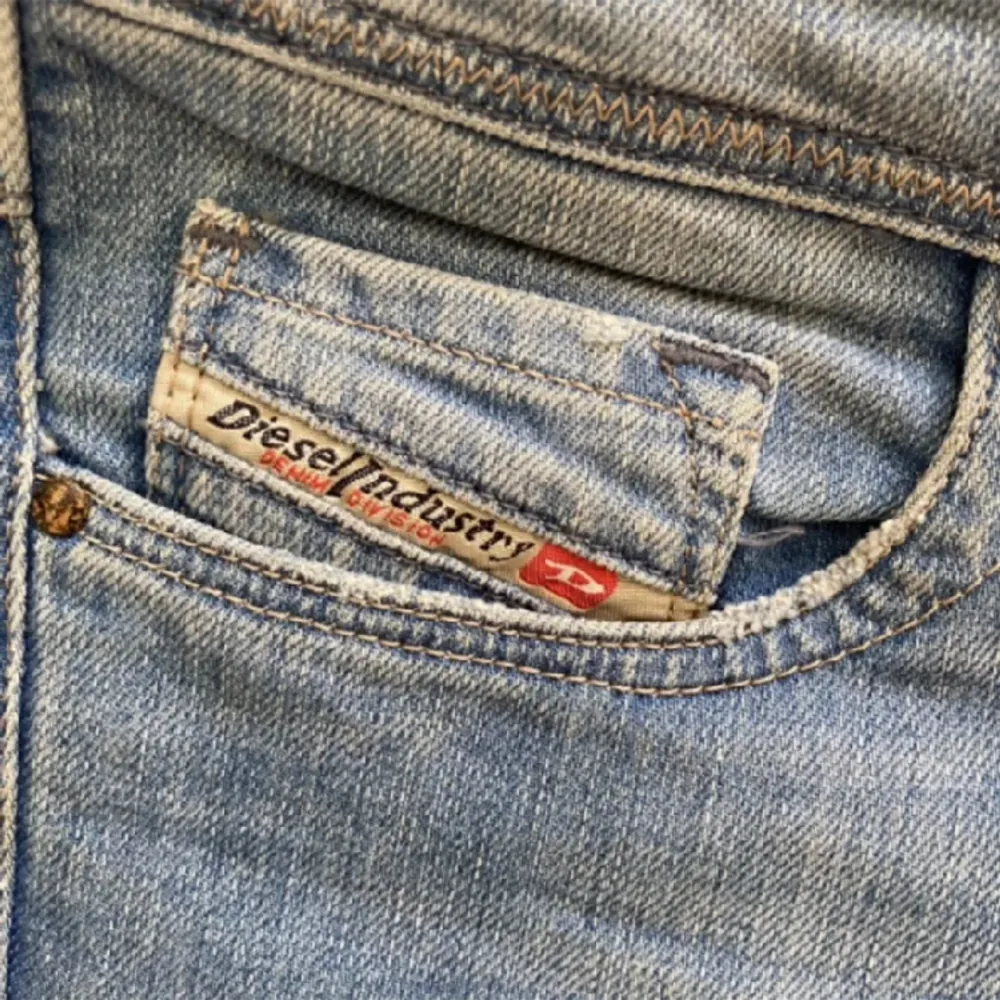 Jättefina låg midjade jeans från märket Diesel i modellen Bootcut and Flare Jeans färgen Light Blie. Tyvärr lite korta på mig för min smak, men så sköna och stretchiga i materialet😫  Nyttpris var 2 000kr och säljer för 700kr eller högst bud!🫶🏼. Jeans & Byxor.
