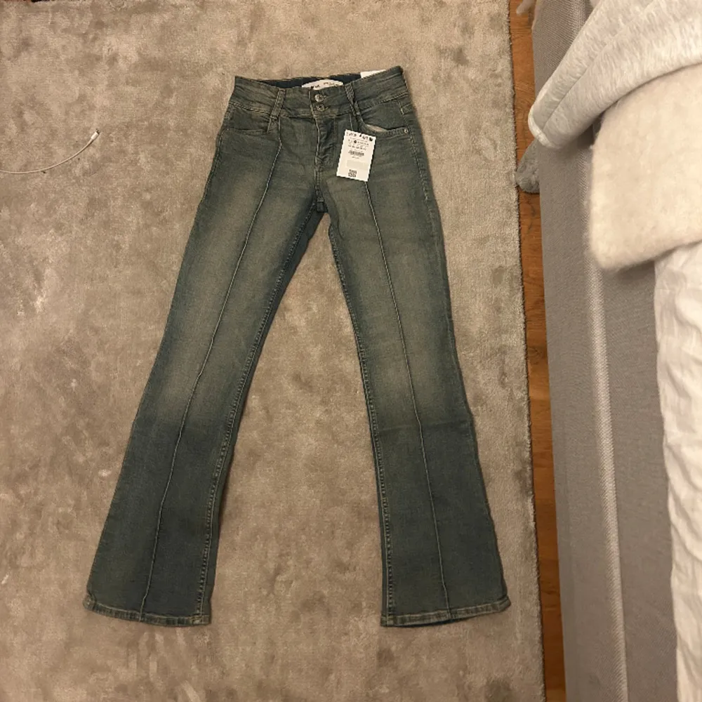 Säljer dom populära jeansen från bershka med prislapp kvar då det blev en dubblett. Det är den ljusaste färgen. Dom är helt oanvända så skick är 10/10. Orginalpris: 385 kr  Pris går att diskutera Skriv om du har frågor Tryck gärna på köp nu🥰. Jeans & Byxor.