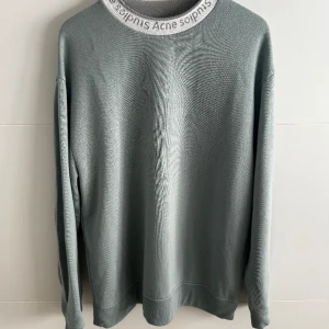 Tröja från Acne studios - En snygg färg till våren!!  Det är ett litet litet hål på tröjan som är ungefär i mitten på tröjan.