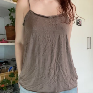 Linne Gina tricot - Jättefint linne i stretchigt material från Gina tricot. Storlek S men borde passa om man är större än så också. Perfekt till sommaren!