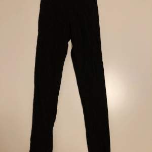 Fina svarta leggings från H&M. Inget slitage och knappt använda. Storlek XS.