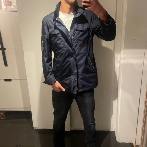 Field jacket - Säljer min field jacket från märket Bruun & Stengade som jag aldrig använt, den är för stor för mig och bara legat i garderoben, skick 10/10 passar dig som har storlek M i vanliga fall, är en S men stor i storleken, nypris 2200