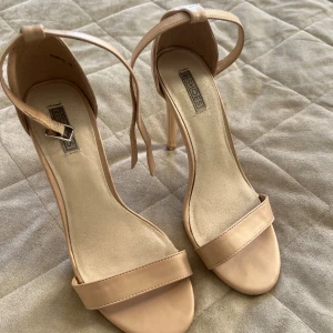 Stilettklackar  - Beige stilettklackar, använda 2 gånger.  Säljer för att jag aldrig får tillfälle att bära dom. 