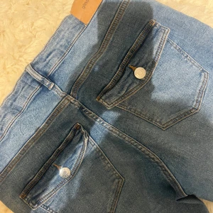 Lågmidjade bootcut blå jeans  - Jättefina blå jeans från Gina Young, låg mildjade och bootcut 