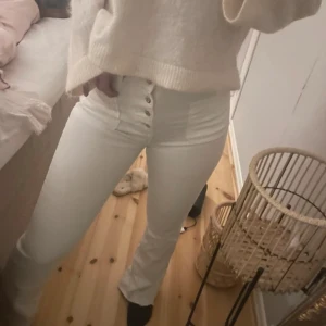 Vita jeans  - Bootcut/flare jeans. Lappen sitter kvar