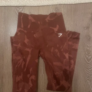 Gymshark tights  - Säljer dessa gymshark adapt camo seamless tights med scrunch bak. I fint skick🩷 nypris 599
