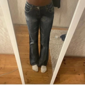 Lågmidjade jeans - Köpte dom på Vintage men passade inte mig. Dom är i nyskick.  Passar någon som är 160 och lägre . 68cm innerbenslängd och 35 Cm midjemått tvärs över 