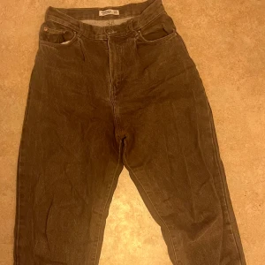 Bruna jeans - Fina jeans med ballongben. Mer brun med grå ton.
