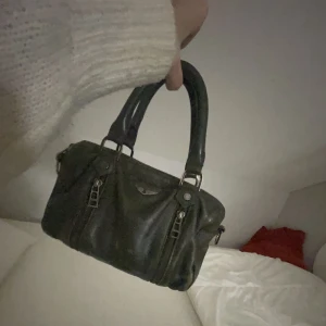 Unik och cool väska - Så snygg och cool Zadig väska som tyvärr inte kommer till användning längre. Den är köpt här på plick men bra skick, Den är lite sliten (skriv privat för bild) men inget man tänker på. Skriv gärna privat om du har fler frågor💘😇