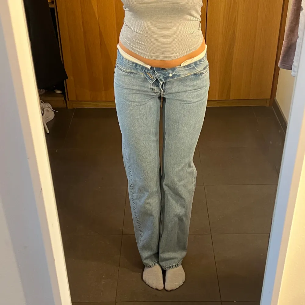 Midja: 72, innerben: 78💓 Lågmidjade jeans från Weekday. Jättebra skick! Jag är 170cm💓. Jeans & Byxor.