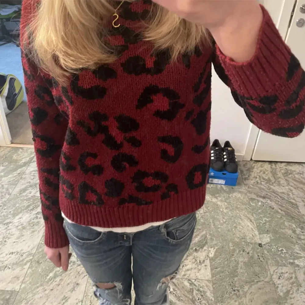 En så snygg leopardmönstrad tröja, köpt här på plick! Hör av dig om fler bilder önskas💓(lånad bild från hon jag köpte av) Pris kan diskuteras ☺️. Tröjor & Koftor.