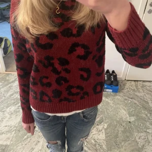 Tröja  - En så snygg leopardmönstrad tröja, köpt här på plick! Hör av dig om fler bilder önskas💓(lånad bild från hon jag köpte av) Pris kan diskuteras ☺️