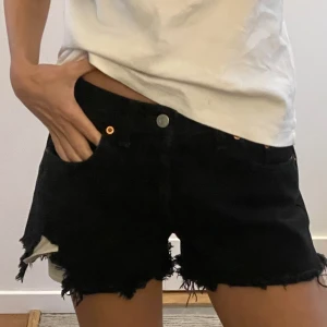 Levisshorts - Supersnygga svarta levisshorts perfekta till sommaren! Lågmidjade och storlek 34 ☀️