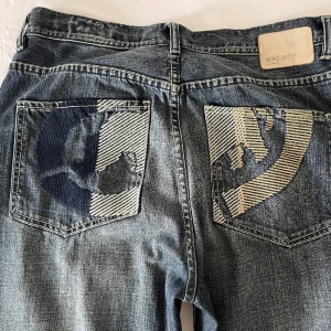 Vintage ecko unlimited jeans - Säljer tyvärr dessa ecko unlimited jeans då jag behöver pengar. Sitter baggy och är lite mörkare irl det är ljuset som gör dem så ljusa. Priset kan såklart diskuteras, hör gärna av er vid minsta lilla fråga.