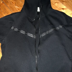 Nike tech fleece  - Nike tech flecce med en dragkedja på armen. har haft den ett tag så priset kan diskuteras. är upp till rimliga byten och priser. skriv ifall ni har frågor