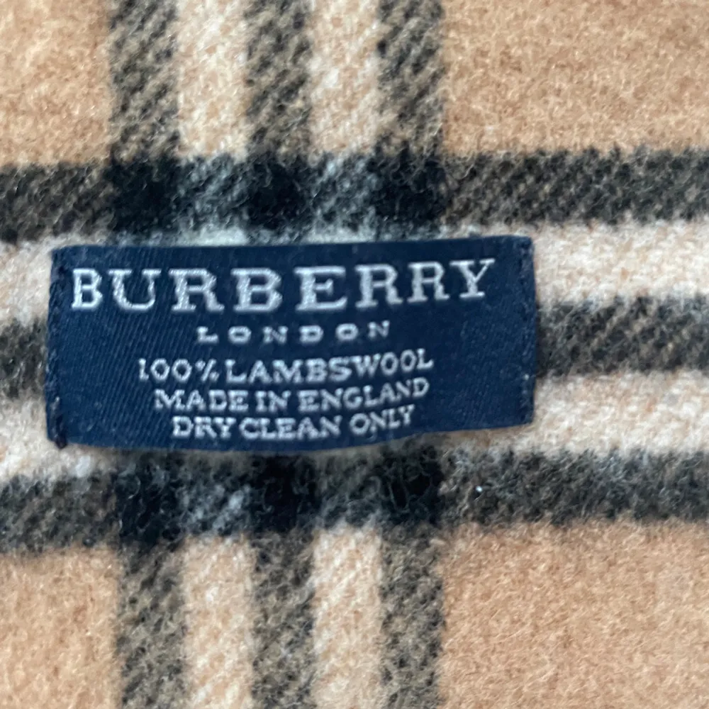 Äkta burberry halsduk 🧣 som är en äldre generation. Hör av dig vid intresse! Pris kan självklart diskuteras. Köpt i butik för 5300kr. Övrigt.