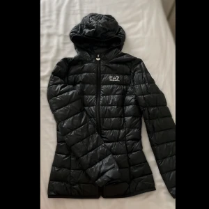 Emporio Armani Jacka  - Säljer min Emporio Armani jacka i super fint skick, använd fåtal gånger då den blivit för liten för mig. En perfekt vårjacka i storlek XS