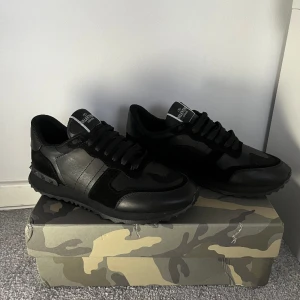 Valentino rockrunner - Tja, säljer dessa riktigt snygga Valentino rockrunners i utmärkt skick || skick 10/10 || Storlek: 42 || Allt og tillkommer!