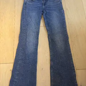 Ett par blåa bootcut jeans från gina tricot storlek 164 och använd ganska mycket så dom är lite förstörda där nere men syns knappast på, kan skicka närmare bilder på de om de önskas, säljer då för ganska billigt 180 kr + frakt   54