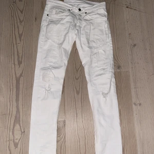 VITA DONDUP JEANS - Säljer nu mina vita dondup jeans i bra skick, storlek 29. Riktigt snygga sommar jeans med slitningar på vilket gör det extra snygga. Bara o skriva om ni har frågor😃