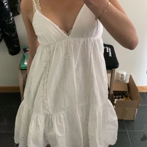 klänning från zara  - säljer denna vita superfina klänning från zara köpt förra året, storlek xs med passar också s 💕 perfekt till student eller i sommar💕fåtalet använd och i nyskick!! Använd gärna köp nu