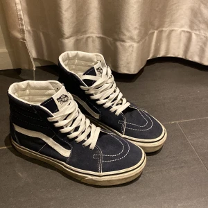 Marinblåa vans - Säljer dessa superfina marinblåa vans i superfint skick!!💙💙