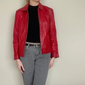 Röd skinnjacka  - Röd skinnjacka i läder. Fint skick❤️❤️