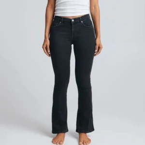 Low waist bootcut jeans - Säljer de här jeansen från bikbok i storlek S/31. Säljer då jag vill köpa ett par andra jeans, de här är i bra skick har knappt använt de. Ordinarie pris 700kr. De är i perfekt längd för mig som är 163 men jag har ganska långa ben❤️de är super sköna 